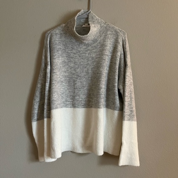 A Loves A Dillard’s Women's Wool High Neck Sweater Ivory Gray Oversized medium - Picture 1 of 4